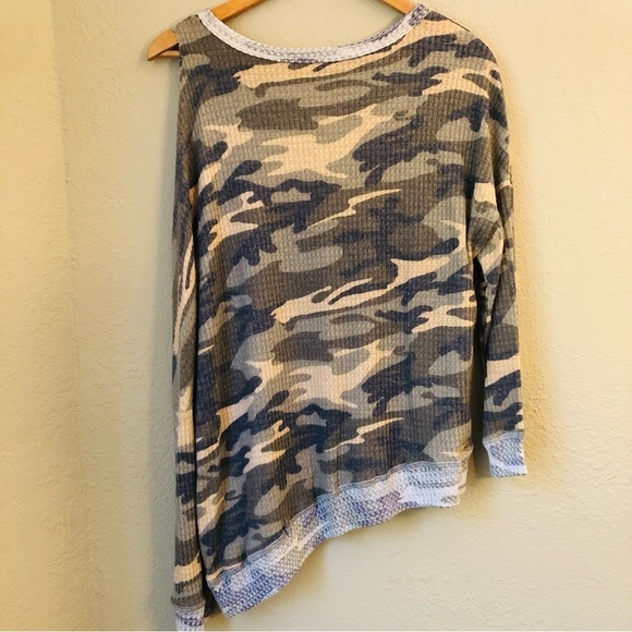 Single Cold Shoulder Camo Asymmetrical Top - Picture 6 of 11